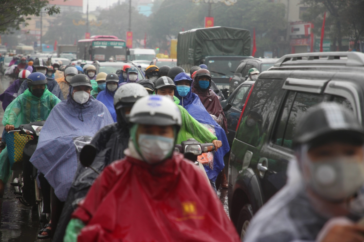 Người dân đội mưa rời Hà Nội về quê ăn Tết - Ảnh 3.