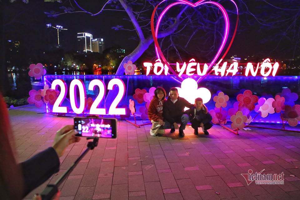 Chào năm mới Nhâm Dần 2022: Người dân hân hoan đón Tết không pháo hoa trên cả nước - Ảnh 4. Chào năm mới Nhâm Dần 2022: Người dân hân hoan đón Tết không pháo hoa trên cả nước - Ảnh 4.