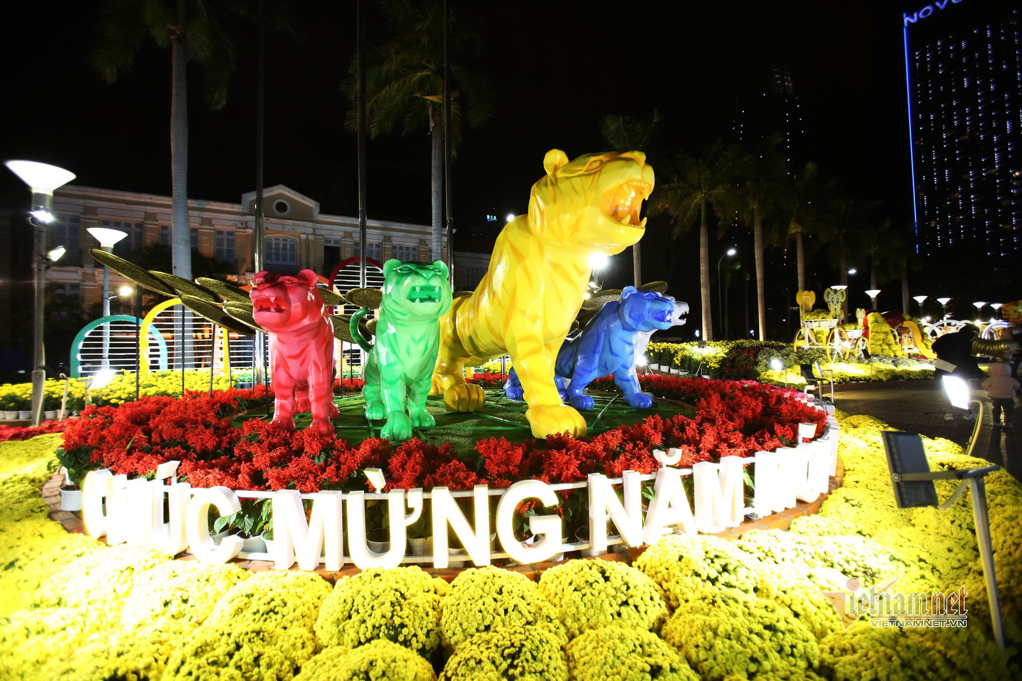 Chào năm mới Nhâm Dần 2022: Người dân hân hoan đón Tết không pháo hoa trên cả nước - Ảnh 14. Chào năm mới Nhâm Dần 2022: Người dân hân hoan đón Tết không pháo hoa trên cả nước - Ảnh 14.