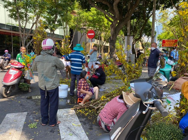 TPHCM: Trưa 29 Tết, tiểu thương cắt bỏ hoa, thu dọn ho&agrave;n trả mặt bằng - Ảnh 2.