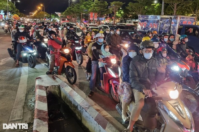 Chào năm mới Nhâm Dần 2022: Người dân hân hoan đón Tết không pháo hoa trên cả nước - Ảnh 12. Chào năm mới Nhâm Dần 2022: Người dân hân hoan đón Tết không pháo hoa trên cả nước - Ảnh 12.