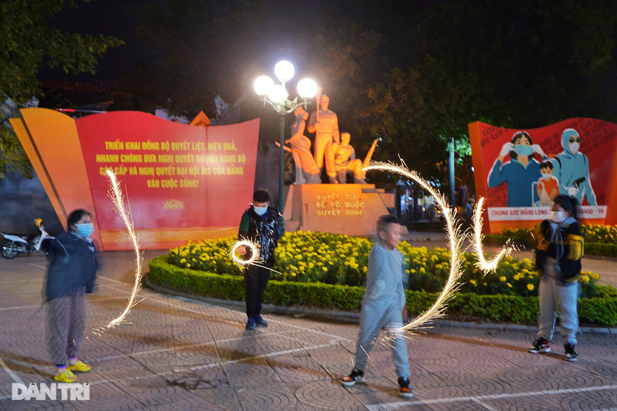 Chào năm mới Nhâm Dần 2022: Người dân hân hoan đón Tết không pháo hoa trên cả nước - Ảnh 5. Chào năm mới Nhâm Dần 2022: Người dân hân hoan đón Tết không pháo hoa trên cả nước - Ảnh 5.