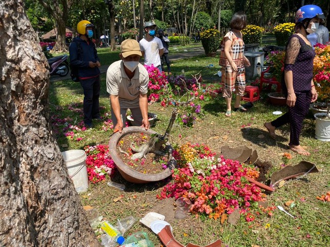 TPHCM: Trưa 29 Tết, tiểu thương cắt bỏ hoa, thu dọn ho&agrave;n trả mặt bằng - Ảnh 4.