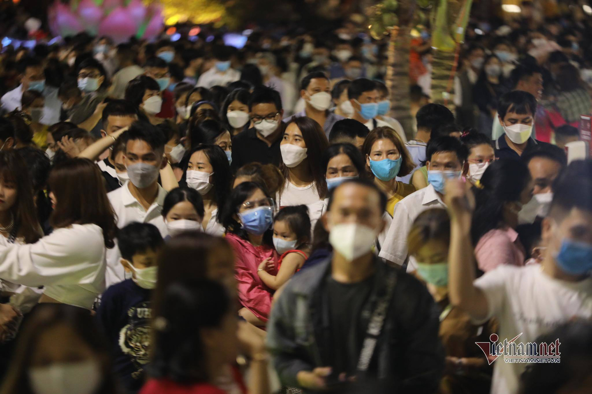 Chào năm mới Nhâm Dần 2022: Người dân hân hoan đón Tết không pháo hoa trên cả nước - Ảnh 7. Chào năm mới Nhâm Dần 2022: Người dân hân hoan đón Tết không pháo hoa trên cả nước - Ảnh 7.