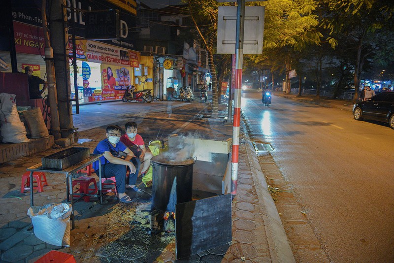 Hà Nội: Phố phường 'đỏ lửa' ngày cận Tết Nguyên đán 2022 - Ảnh 8. Hà Nội: Phố phường 'đỏ lửa' ngày cận Tết Nguyên đán 2022 - Ảnh 8.