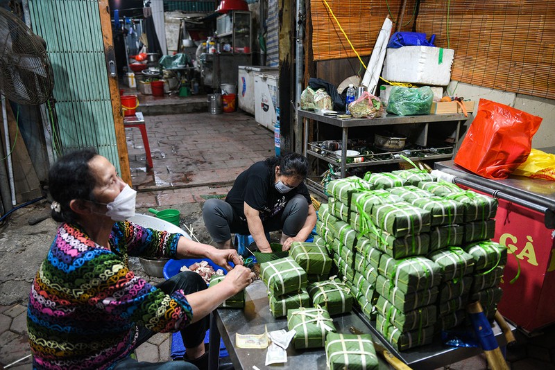 Hà Nội: Phố phường 'đỏ lửa' ngày cận Tết Nguyên đán 2022 - Ảnh 1. Hà Nội: Phố phường 'đỏ lửa' ngày cận Tết Nguyên đán 2022 - Ảnh 1.