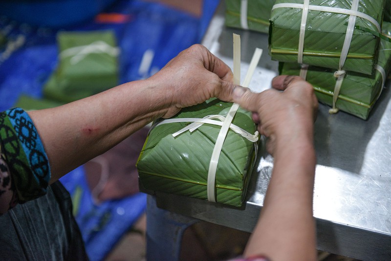 Hà Nội: Phố phường 'đỏ lửa' ngày cận Tết Nguyên đán 2022 - Ảnh 2. Hà Nội: Phố phường 'đỏ lửa' ngày cận Tết Nguyên đán 2022 - Ảnh 2.