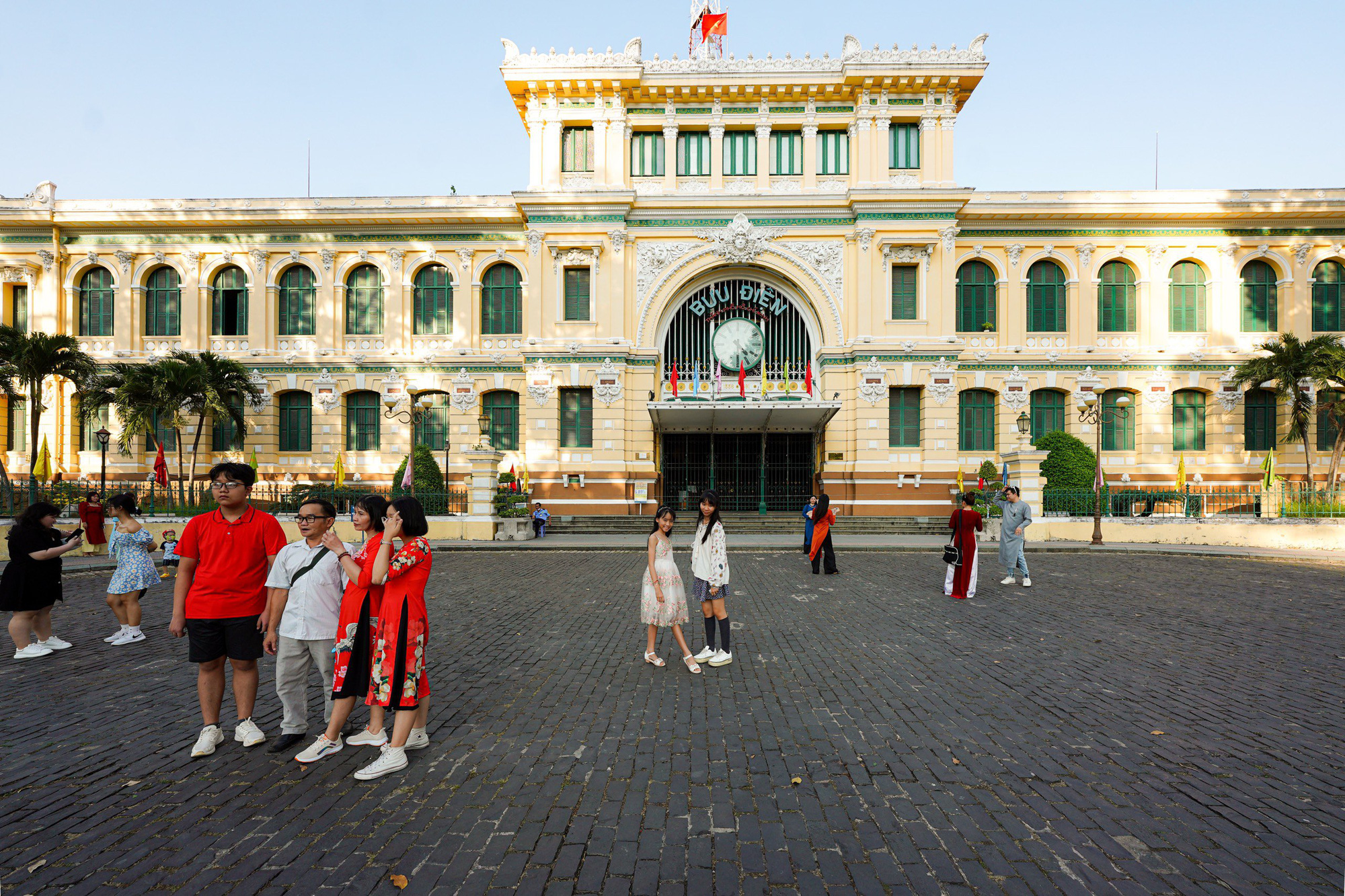 Trung t&acirc;m TP.HCM nhộn nhịp trước giao thừa - Ảnh 1.