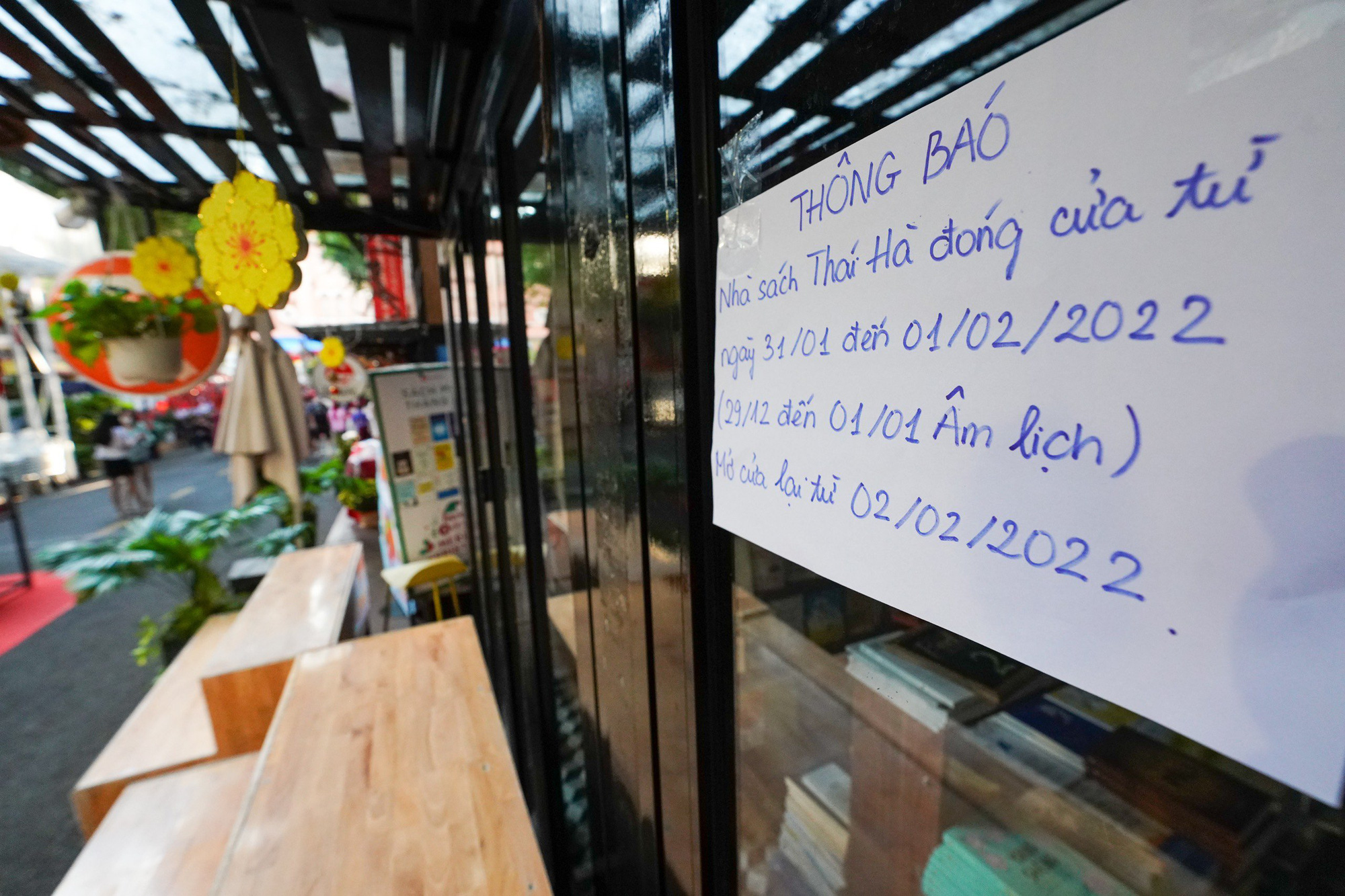 Trung t&acirc;m TP.HCM nhộn nhịp trước giao thừa - Ảnh 8.