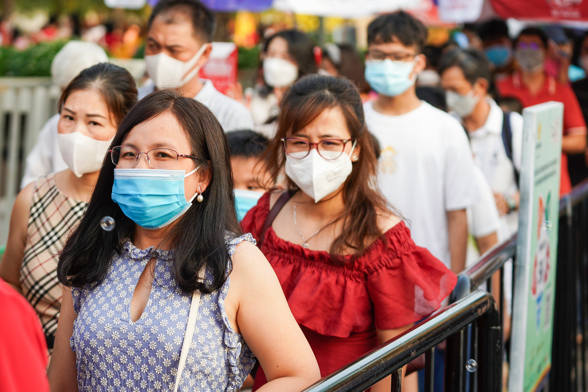 Trung t&acirc;m TP.HCM nhộn nhịp trước giao thừa - Ảnh 10.