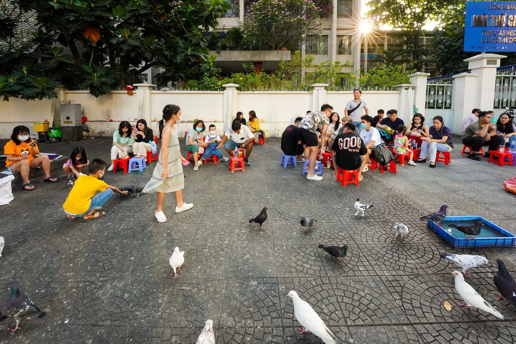 Trung t&acirc;m TP.HCM nhộn nhịp trước giao thừa - Ảnh 6.