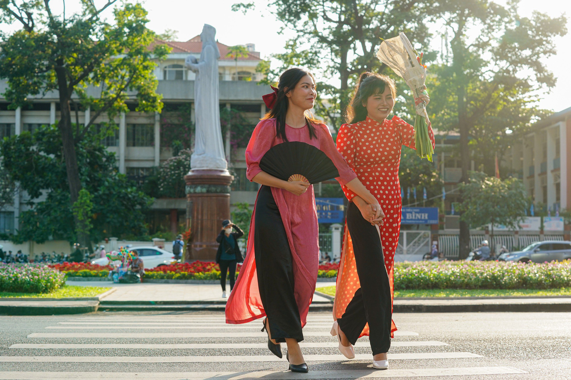 Trung t&acirc;m TP.HCM nhộn nhịp trước giao thừa - Ảnh 2.