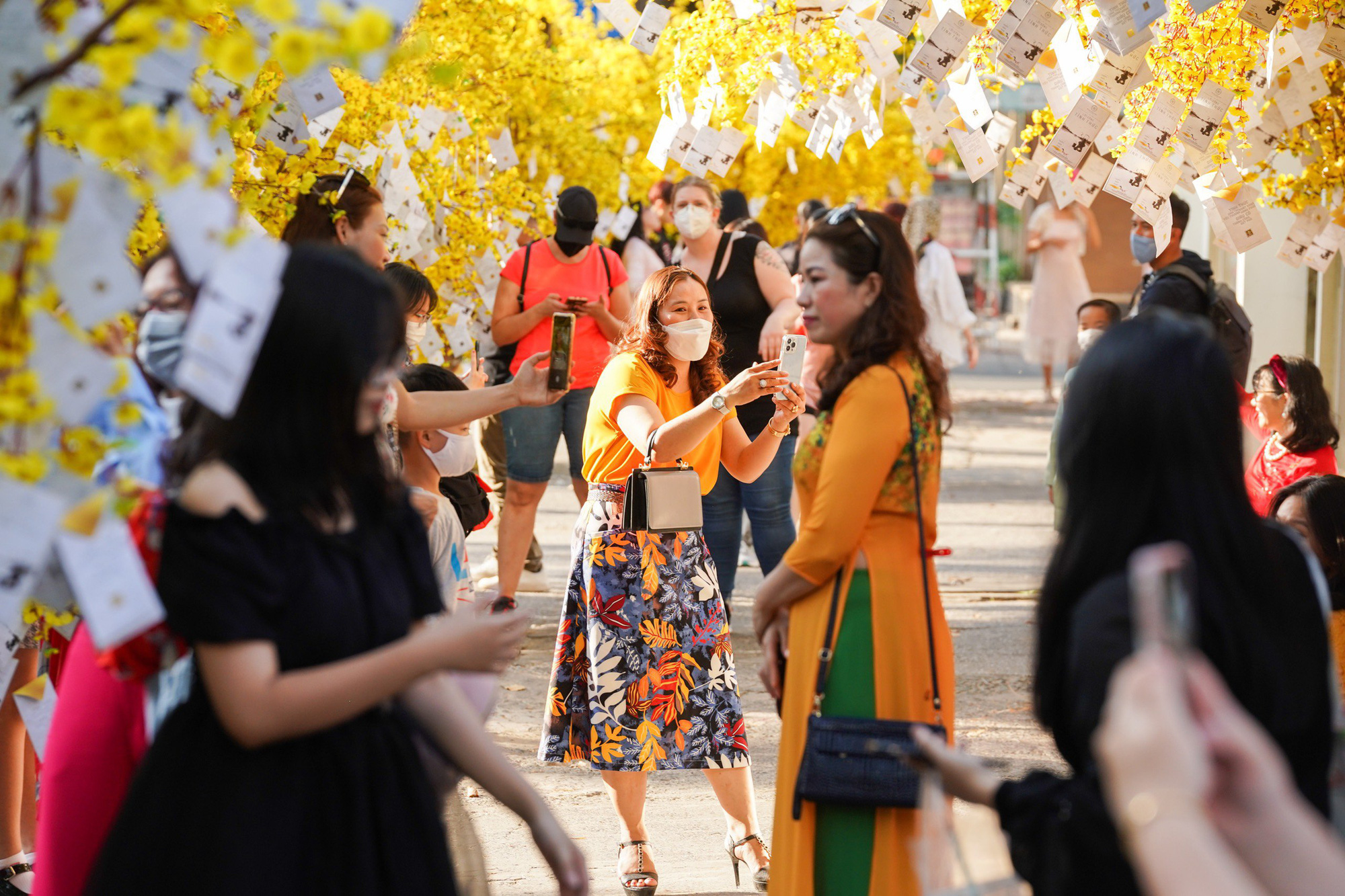 Trung t&acirc;m TP.HCM nhộn nhịp trước giao thừa - Ảnh 3.