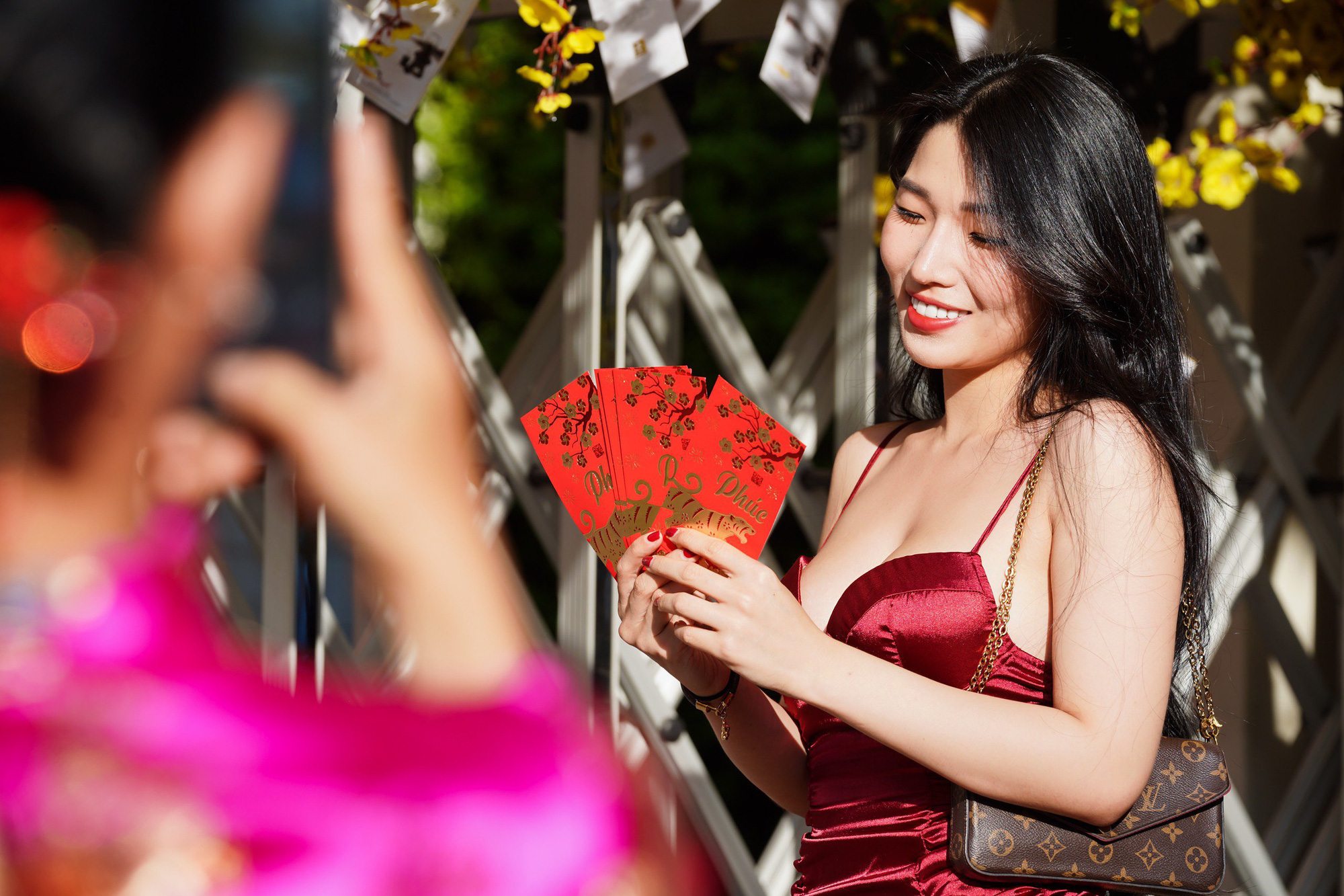 Trung t&acirc;m TP.HCM nhộn nhịp trước giao thừa - Ảnh 4.