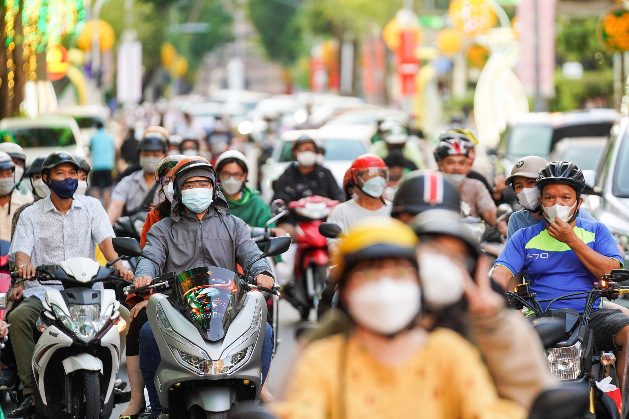 Trung t&acirc;m TP.HCM nhộn nhịp trước giao thừa - Ảnh 5.