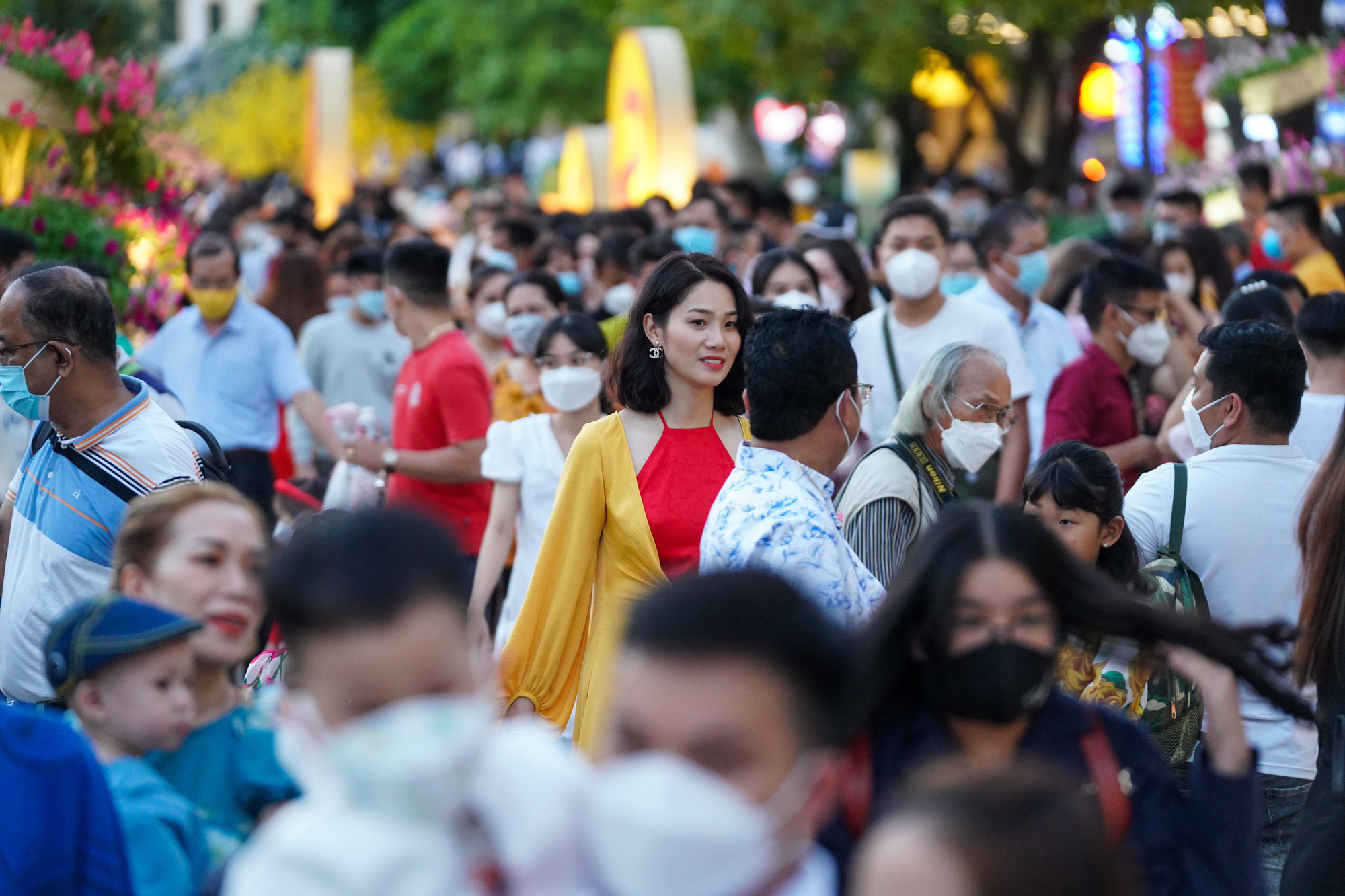 Trung t&acirc;m TP.HCM nhộn nhịp trước giao thừa - Ảnh 9.