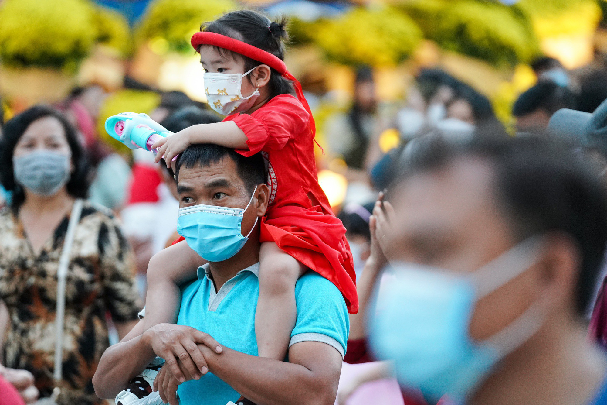 Trung t&acirc;m TP.HCM nhộn nhịp trước giao thừa - Ảnh 11.