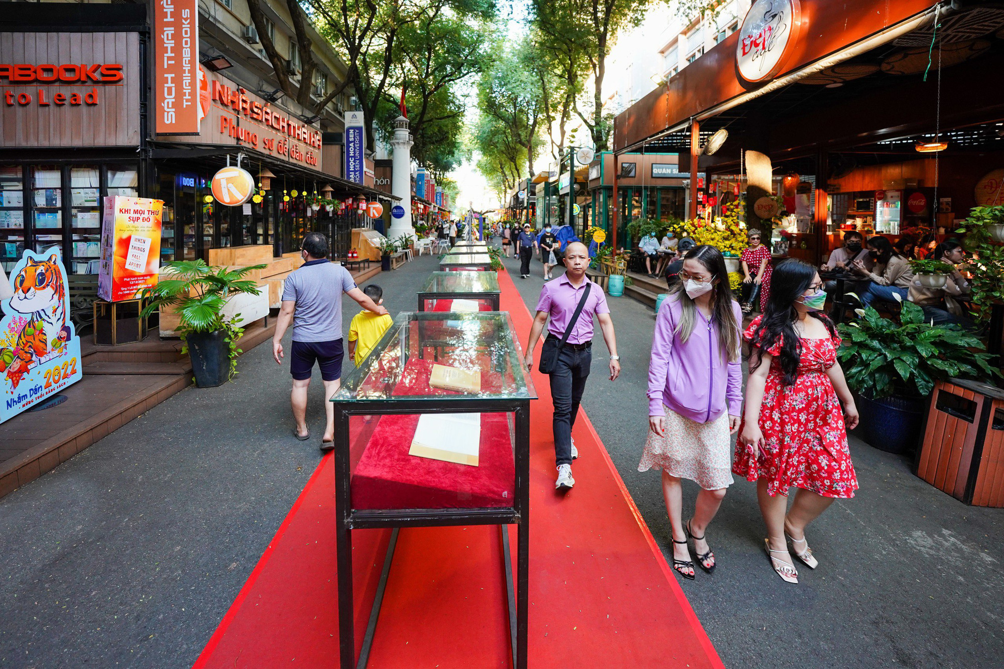 Trung t&acirc;m TP.HCM nhộn nhịp trước giao thừa - Ảnh 7.