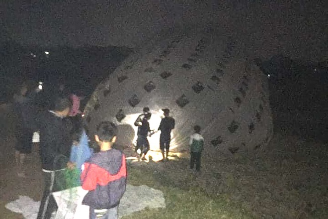 Chủ tịch huyện th&ocirc;ng tin mới nhất về vật thể lạ k&egrave;m tờ tiền nước ngo&agrave;i hạ c&aacute;nh giữa đ&ecirc;m - Ảnh 1.