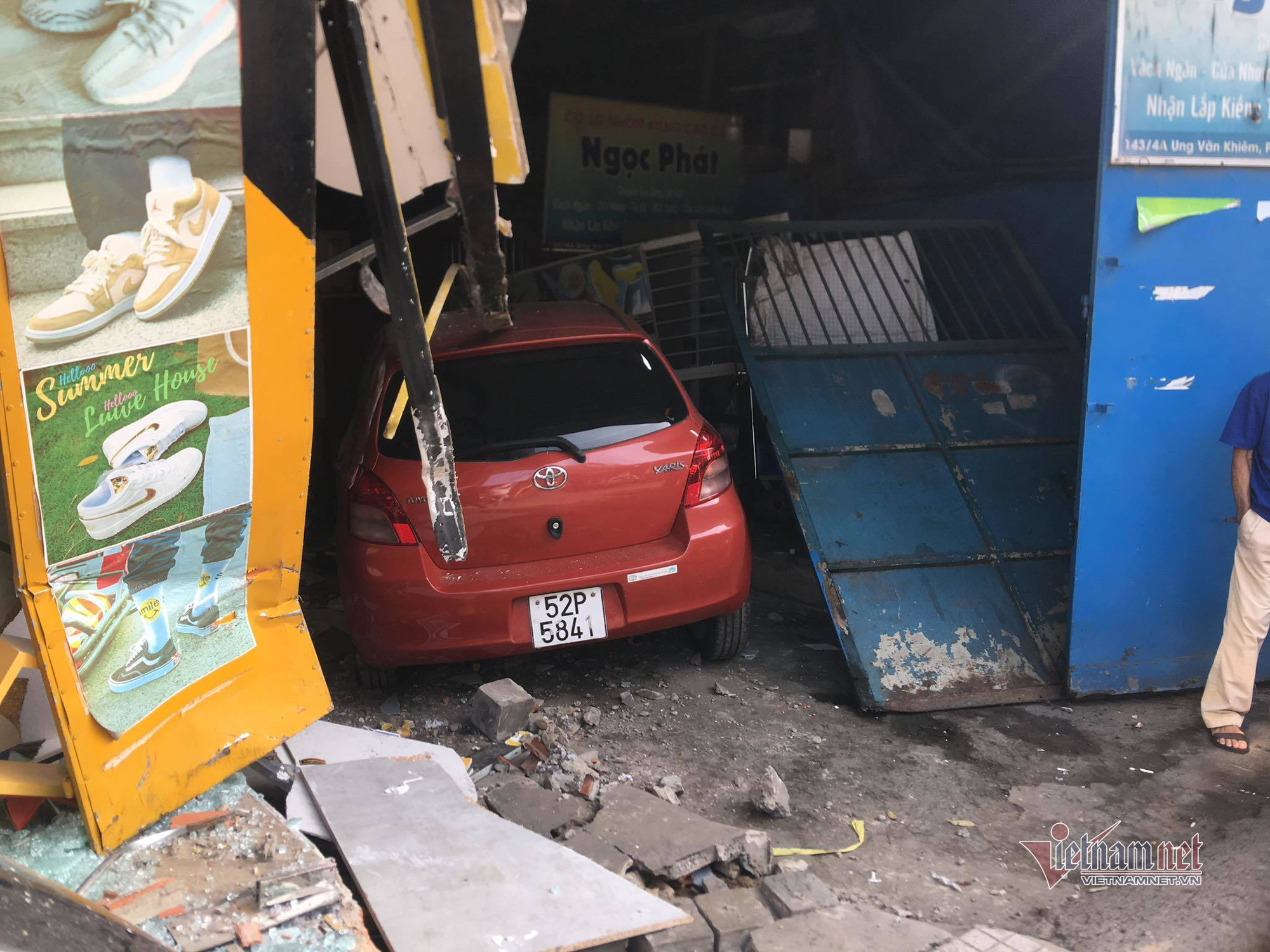 Qu&yacute; b&agrave; ở TP.HCM l&aacute;i &ocirc; t&ocirc; đ&acirc;m 2 xe m&aacute;y, t&ocirc;ng sập cổng nh&agrave; d&acirc;n - Ảnh 1.