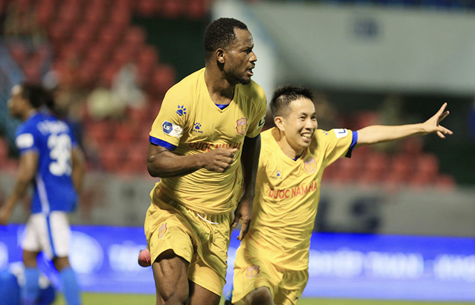 'Vua ph&aacute; lưới' V-League 2021 bị s&aacute;t hại ở qu&ecirc; nh&agrave; - Ảnh 1.