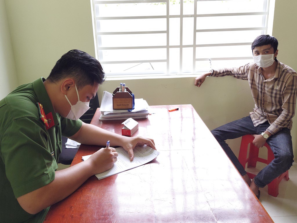 Con trai đốt nhà cha mẹ - Ảnh 1.