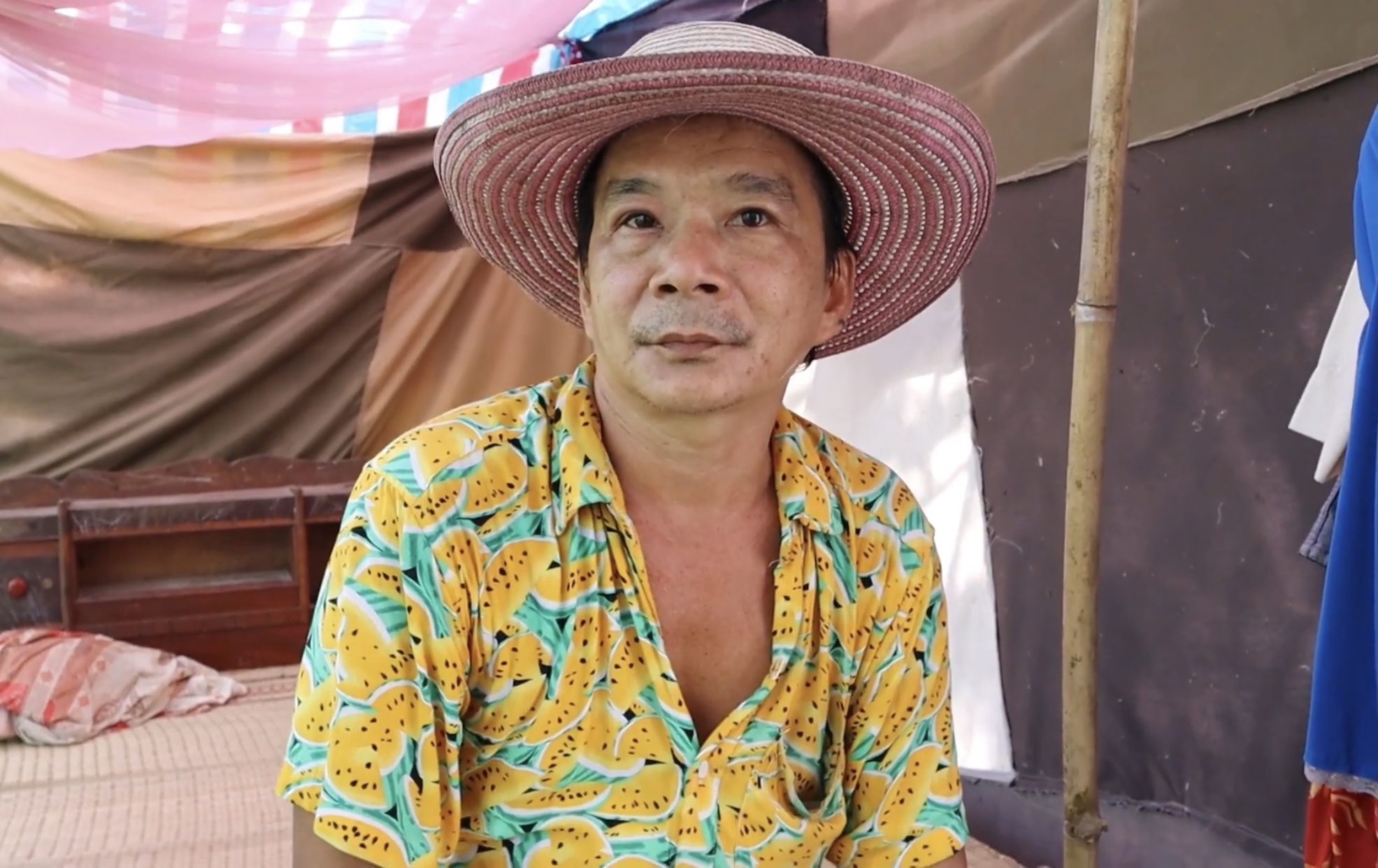 Làm vợ ông chú 51 tuổi, cô gái 25 tuổi sống cảnh không nhà, chăm chồng bệnh nặng - Ảnh 1.