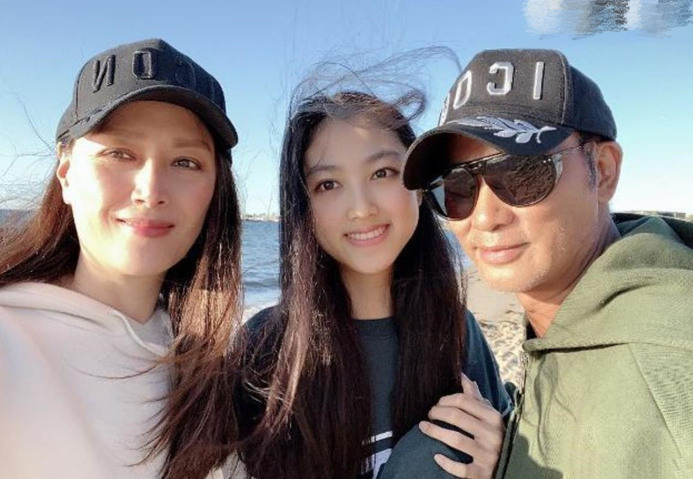 Con g&aacute;i 18 tuổi của &ocirc;ng tr&ugrave;m showbiz Hong Kong: Cao 1m80, ng&agrave;y c&agrave;ng quyến rũ - Ảnh 1.