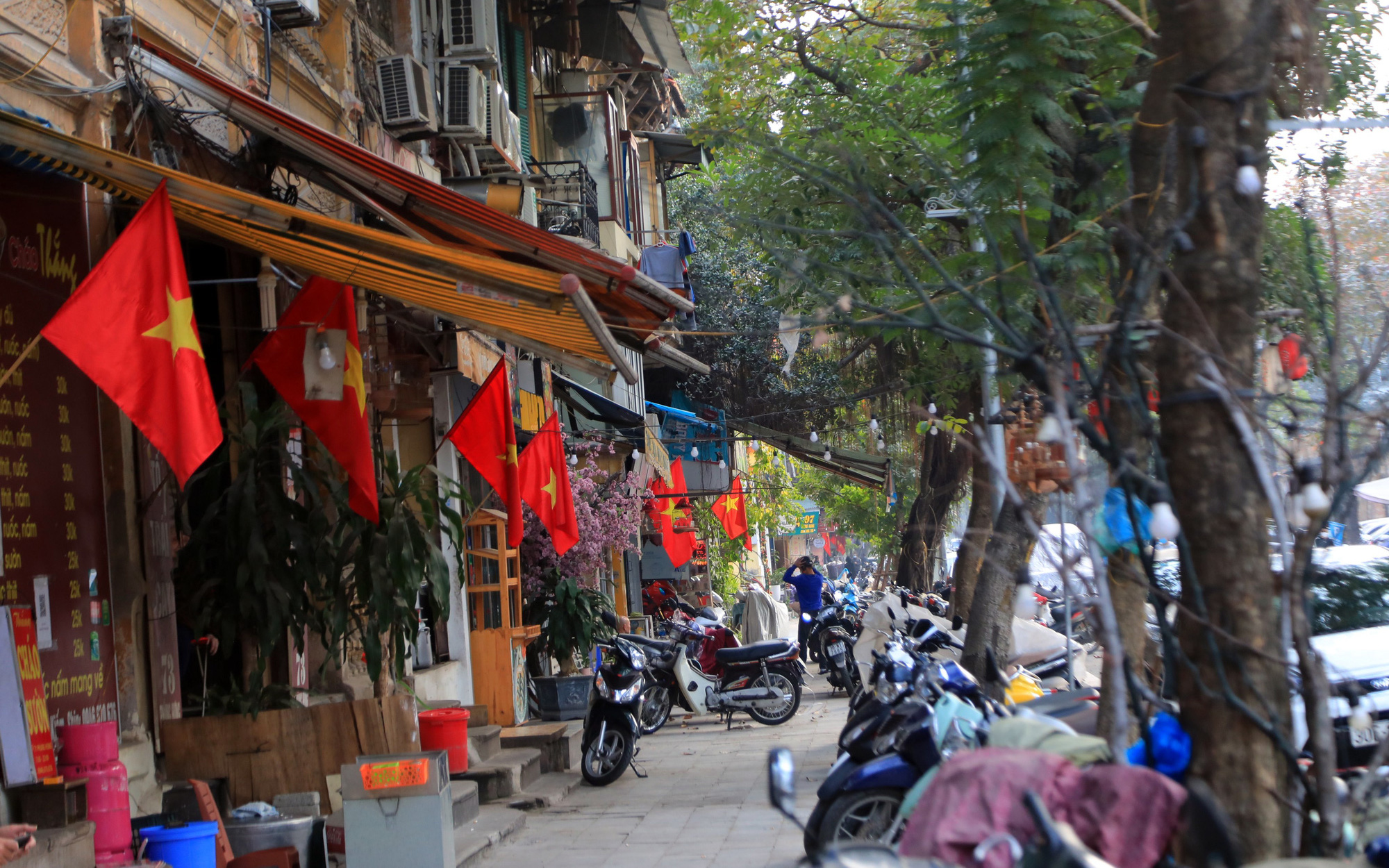 Điểm danh 5 tuyến phố ở &quot;quận cam&quot; Hoàn Kiếm, Hà Nội được kinh doanh trên vỉa hè