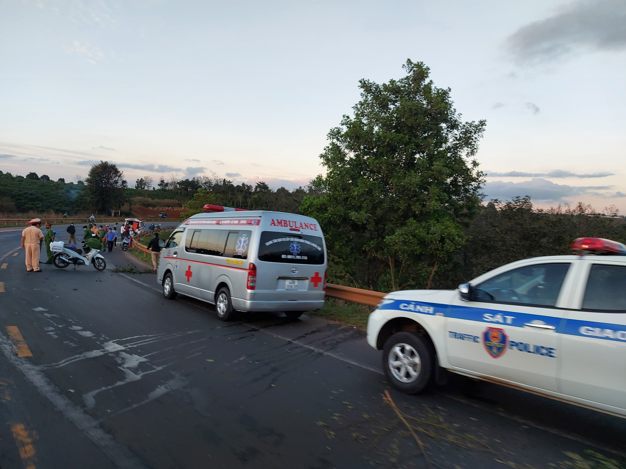 Va chạm với xe m&aacute;y khiến người phụ nữ tử vong, xe tải rời khỏi hiện trường - Ảnh 1.