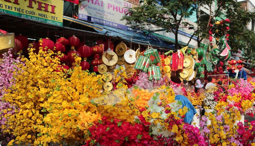 Thị trường đồ trang trí Tết Nhâm Dần bắt đầu sôi động, riêng mẫu mã hình linh vật con Hổ tiểu thương e dè vì lý do này - Ảnh 2.