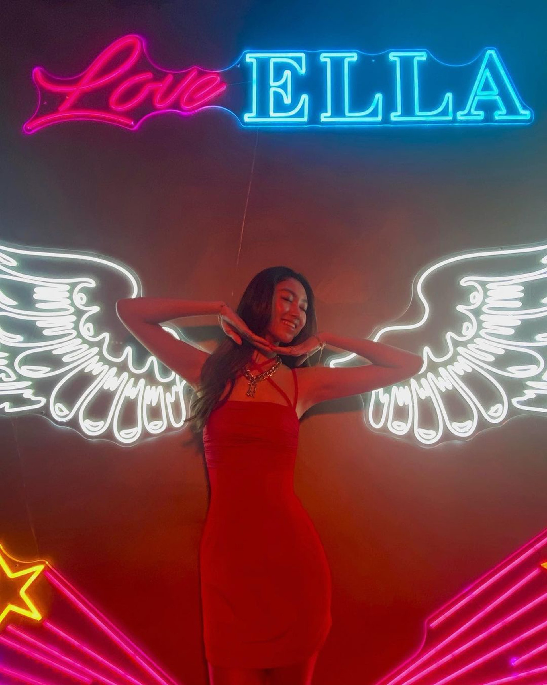 Con g&aacute;i 18 tuổi của &ocirc;ng tr&ugrave;m showbiz Hong Kong: Cao 1m80, ng&agrave;y c&agrave;ng quyến rũ - Ảnh 4.