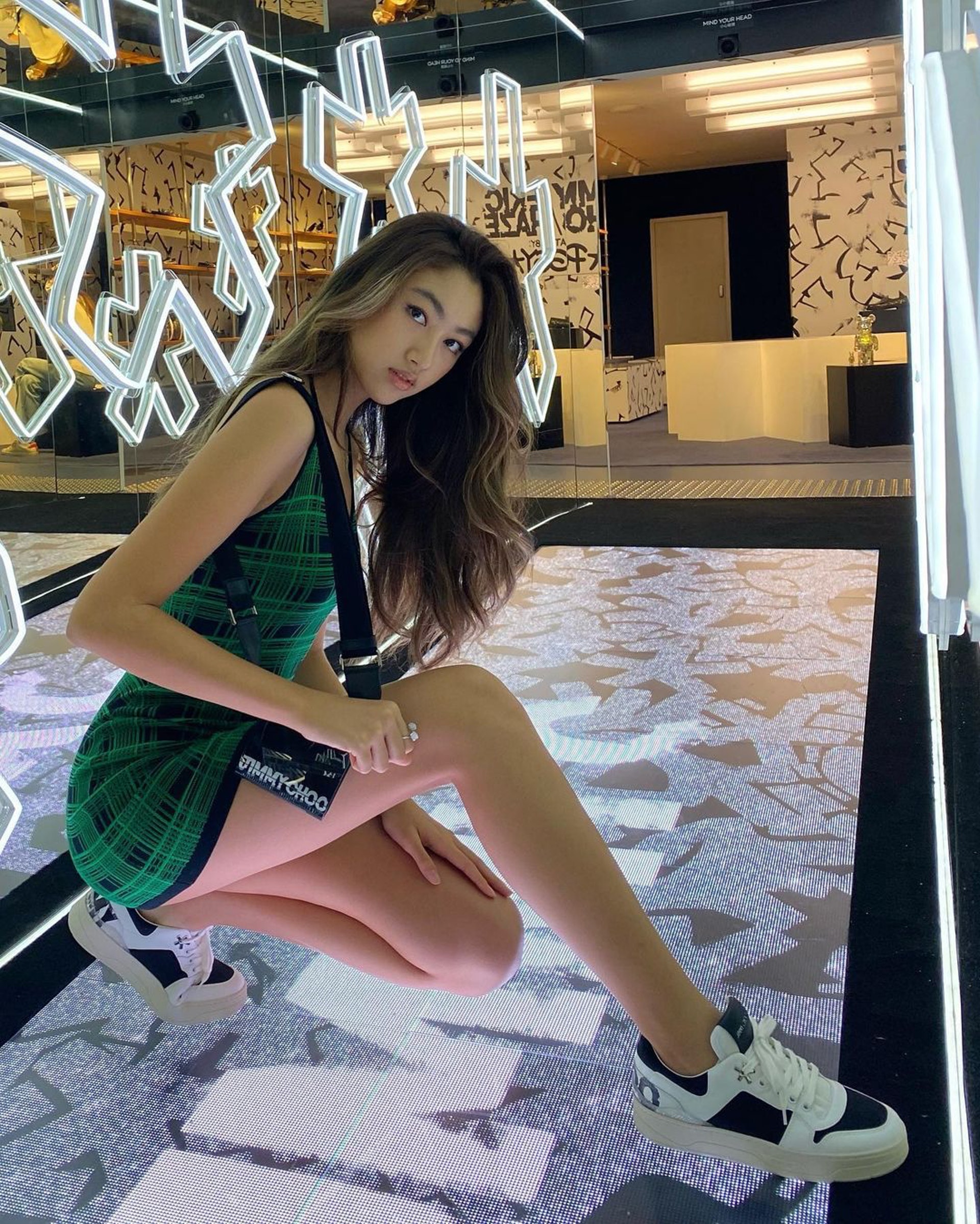 Con g&aacute;i 18 tuổi của &ocirc;ng tr&ugrave;m showbiz Hong Kong: Cao 1m80, ng&agrave;y c&agrave;ng quyến rũ - Ảnh 10.