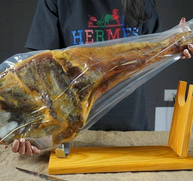 Loại thịt lợn đắt nhất thế giới đổ bộ về chợ Việt, “nhà giàu” đặt mua biếu Tết - Ảnh 3.