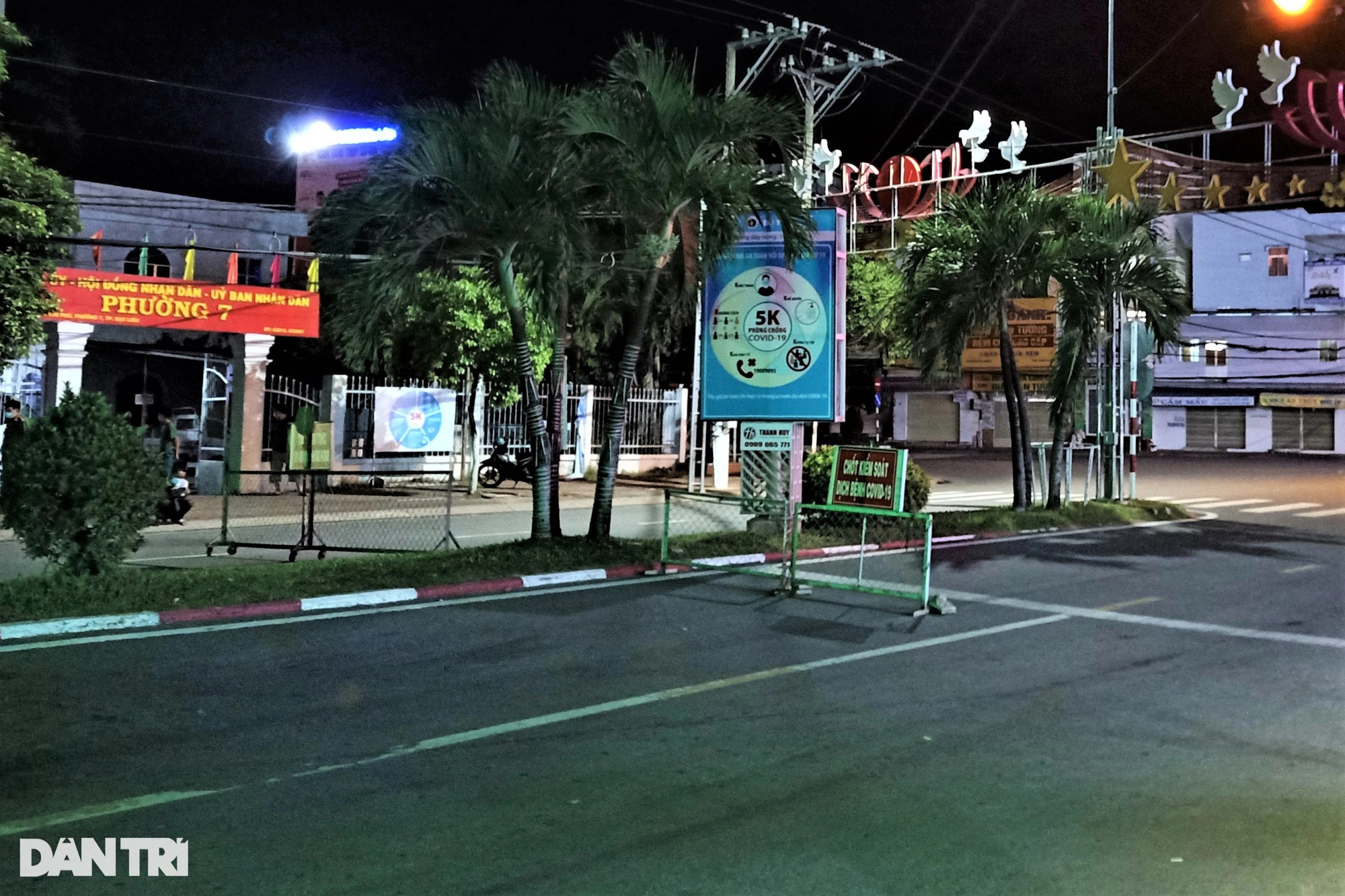 Kiểm tra chống dịch, cán bộ phường đội bị thanh niên lao xe máy vào người - Ảnh 1. Kiểm tra chống dịch, cán bộ phường đội bị thanh niên lao xe máy vào người - Ảnh 1.