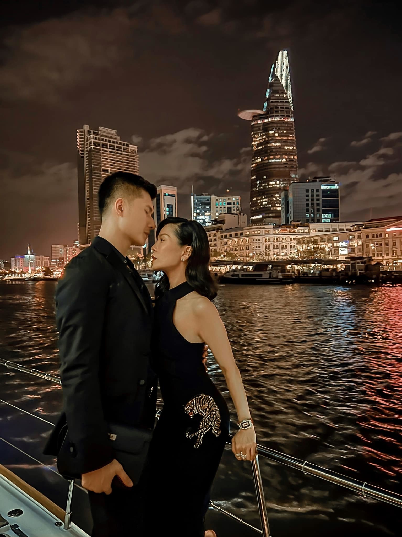 5 sao nữ nghiện khoe body gợi cảm trong showbiz Việt - Ảnh 24. 5 sao nữ nghiện khoe body gợi cảm trong showbiz Việt - Ảnh 24.