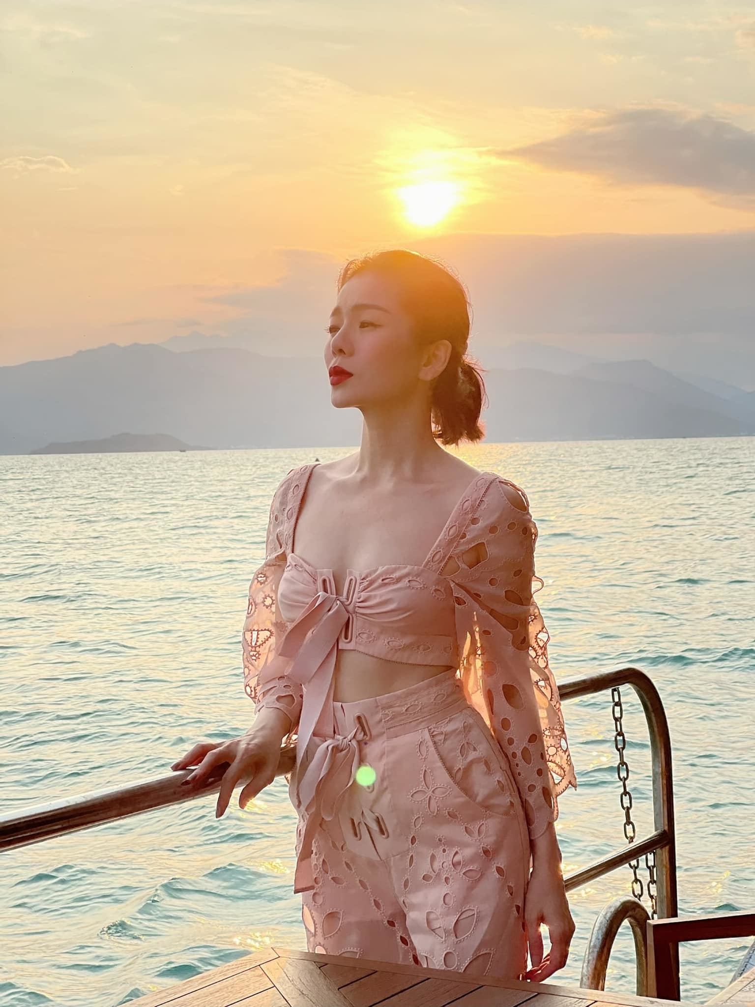 5 sao nữ nghiện khoe body gợi cảm trong showbiz Việt - Ảnh 14. 5 sao nữ nghiện khoe body gợi cảm trong showbiz Việt - Ảnh 14.