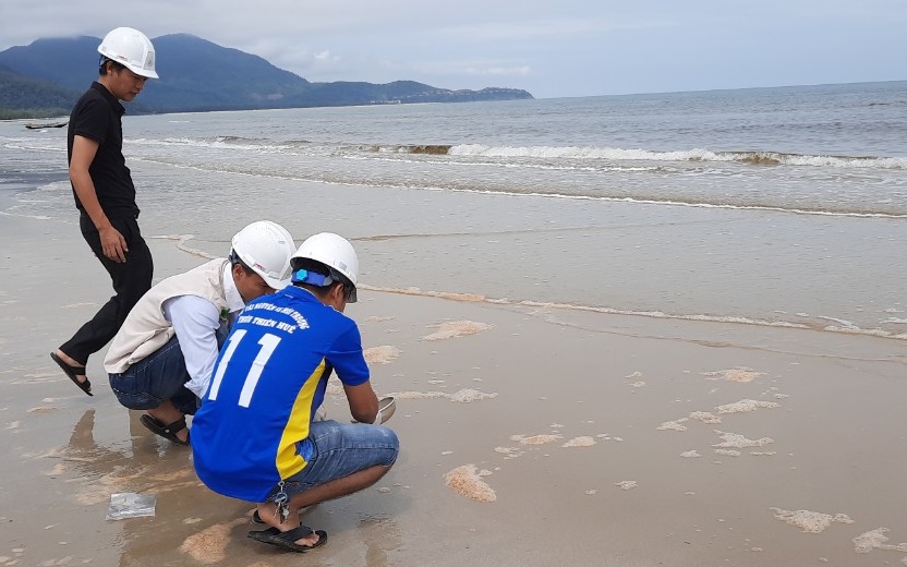 Thừa Thiên Huế: Nước tại vùng biển ở huyện Phú Lộc đổi màu "lạ" sau bão Noru