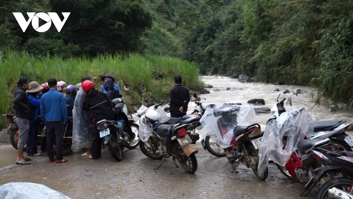 Ngã xuống suối, một bé gái bị nước cuốn trôi - Ảnh 1.