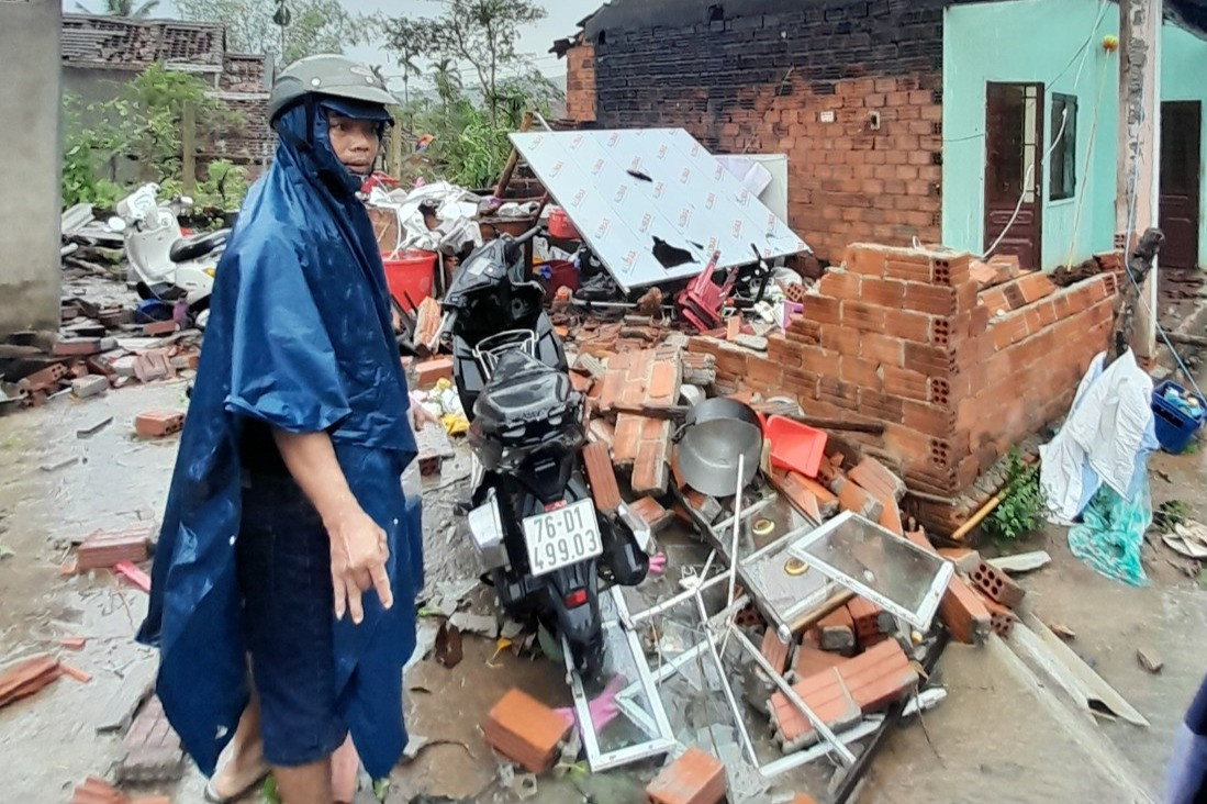 Lốc xoáy cuốn bay mái 17 ngôi nhà ở Quảng Ngãi - Ảnh 5.