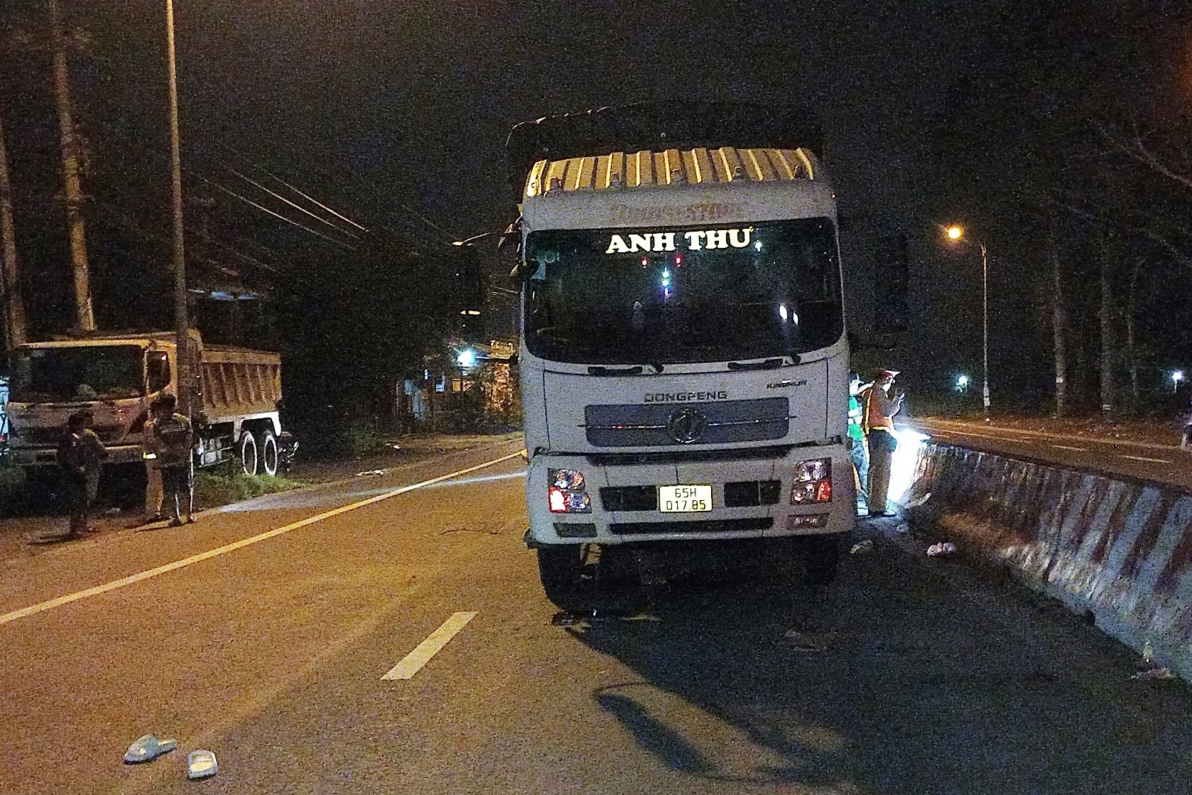 T&ocirc;ng v&agrave;o xe tải dừng tr&ecirc;n quốc lộ 1, nam thanh ni&ecirc;n thiệt mạng - Ảnh 1.