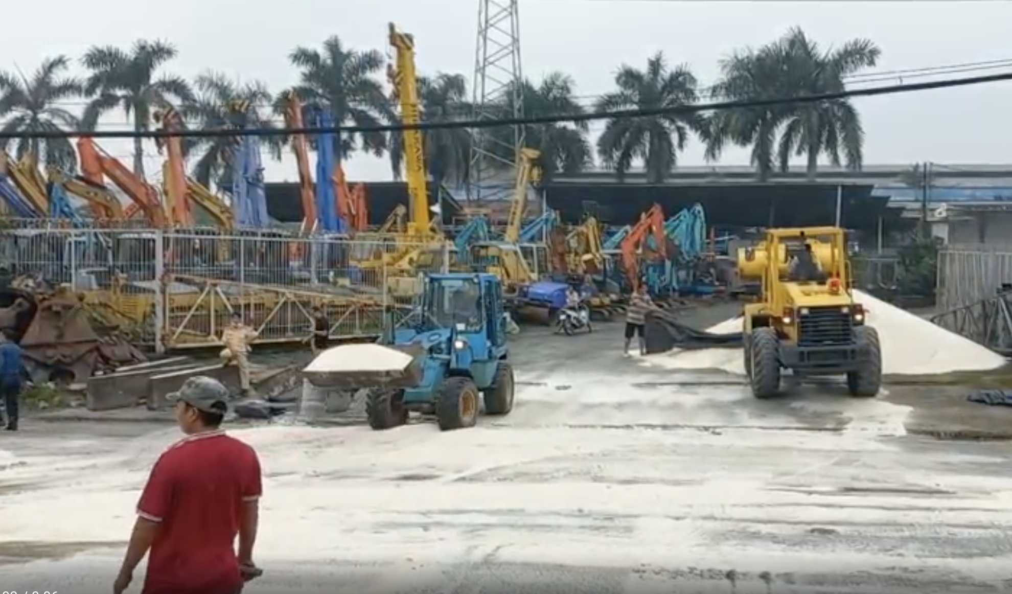 TP.HCM: Xe tải mất thắng lao dải ph&acirc;n c&aacute;ch rồi lật ngang, h&agrave;ng tấn gạo đổ ra đường - Ảnh 4.