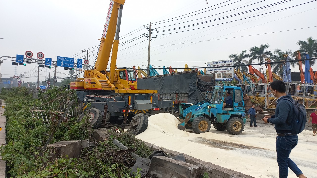 TP.HCM: Xe tải mất thắng lao dải ph&acirc;n c&aacute;ch rồi lật ngang, h&agrave;ng tấn gạo đổ ra đường - Ảnh 3.