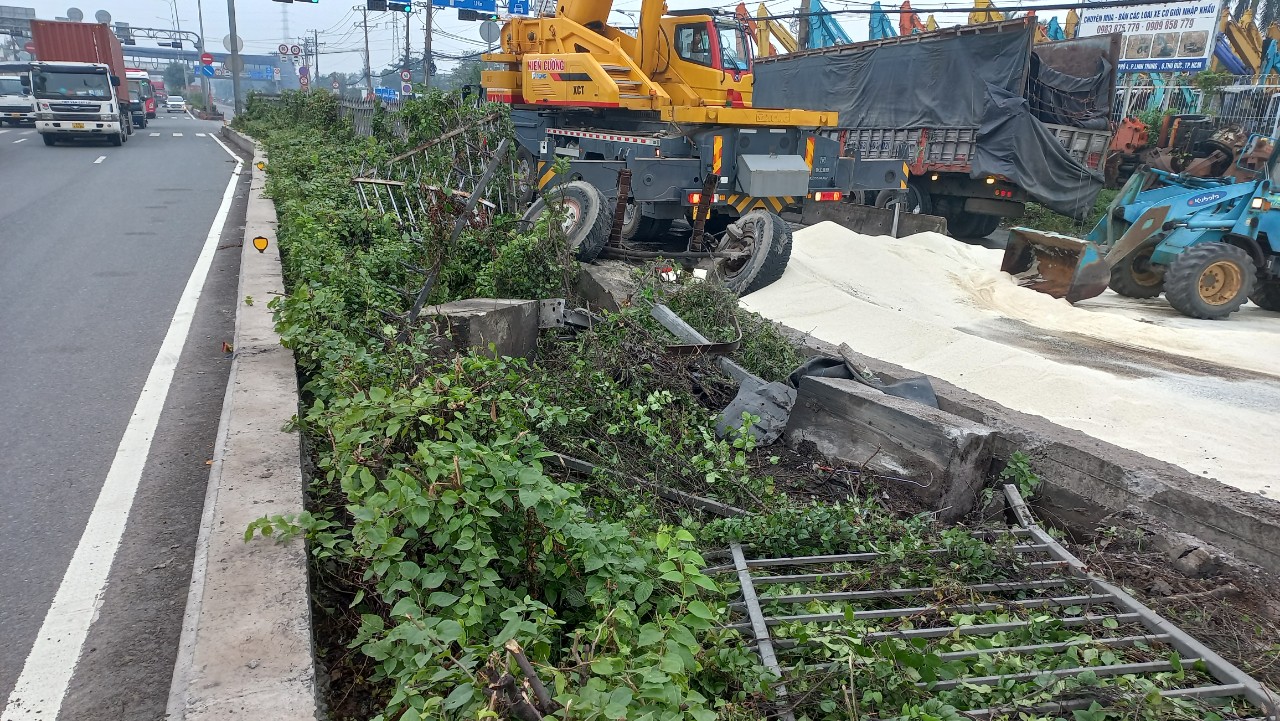 TP.HCM: Xe tải mất thắng lao dải ph&acirc;n c&aacute;ch rồi lật ngang, h&agrave;ng tấn gạo đổ ra đường - Ảnh 2.