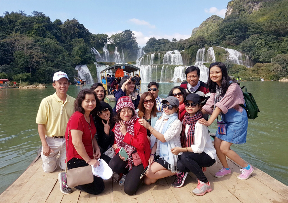 Đi chơi mùa thấp điểm, khách du lịch vẫn đông đột biến - Ảnh 2. Đi chơi mùa thấp điểm, khách du lịch vẫn đông đột biến - Ảnh 2.