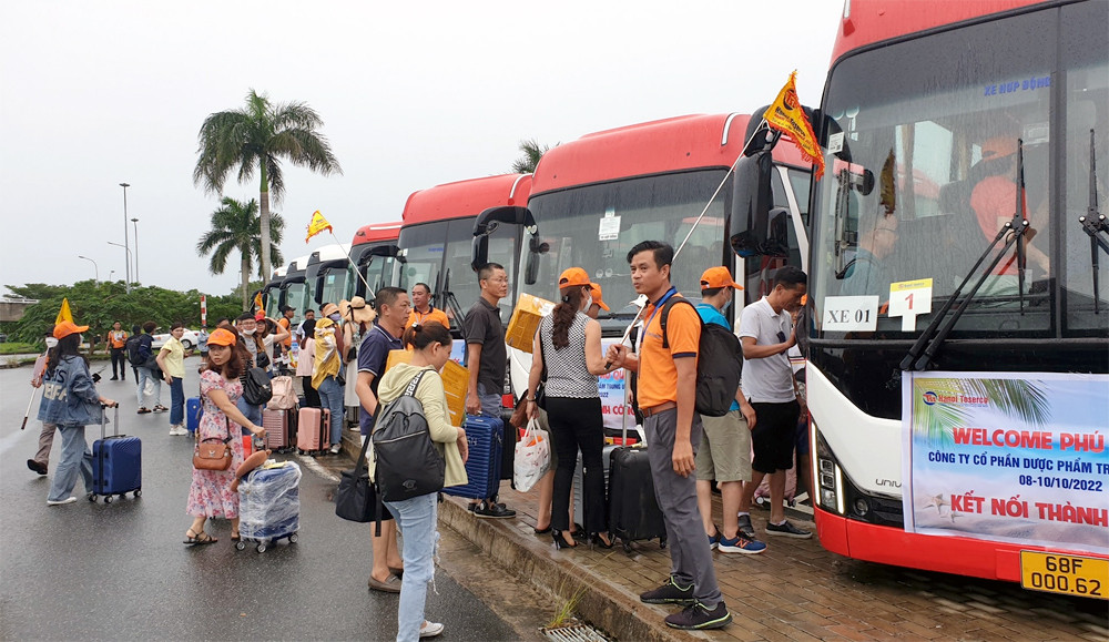 Đi chơi mùa thấp điểm, khách du lịch vẫn đông đột biến - Ảnh 1. Đi chơi mùa thấp điểm, khách du lịch vẫn đông đột biến - Ảnh 1.