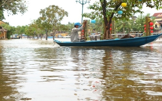 Mưa như trút xuống miền Trung, nguy cơ lũ quét, ngập úng