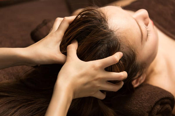 ‏Thực hư cách massage da đầu giúp giảm rụng, kích thích tóc mọc? - Ảnh 2.