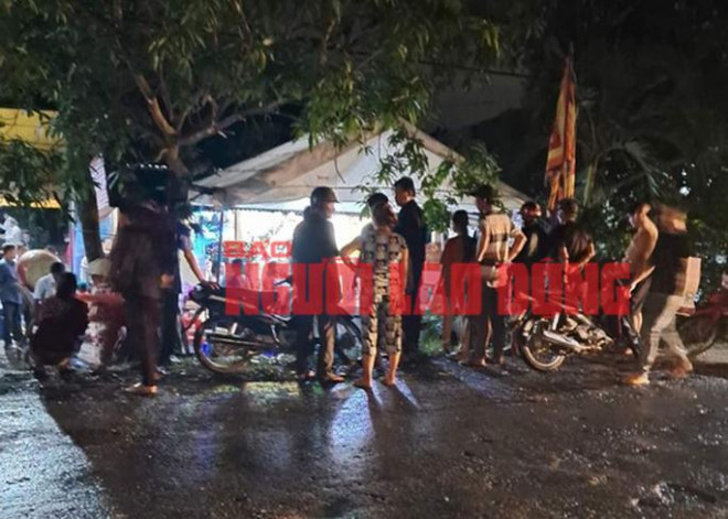 H&atilde;i h&ugrave;ng &ocirc; t&ocirc; 4 chỗ bất ngờ lao v&agrave;o đ&aacute;m tang, nhiều người bị thương - Ảnh 2.