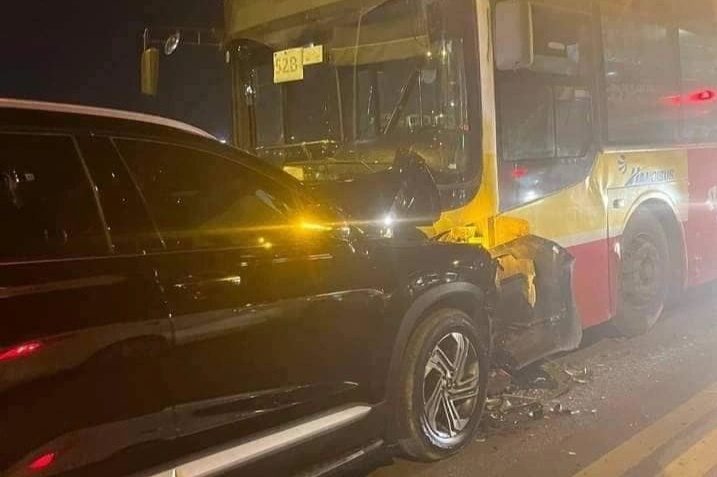 Ôtô SantaFe lấn làn, tông trực diện xe buýt trên cầu Vĩnh Tuy - Ảnh 1.